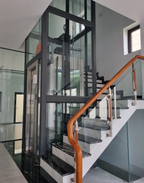 Thang máy lồng kính trong